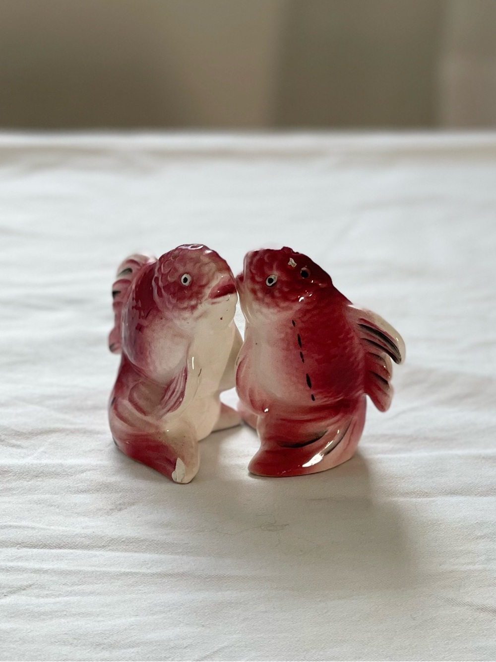 Vintage mid-century Decorative Pink Ceramic Fish Salt & Pepper Shaker Figurines - Picture 1 of 4